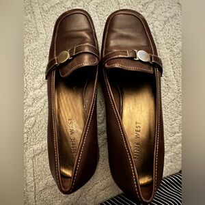 Nine West 8 brown leather loafer with buckle detail, stitching, small heel.